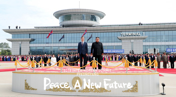 El presidente Moon Jae-in pasa revista a la guardia de honor norcoreana con el líder norcoreano Kim Jong Un tras su llegada al Aeropuerto Internacional de Sunan en Pyeongyang el 18 de septiembre.